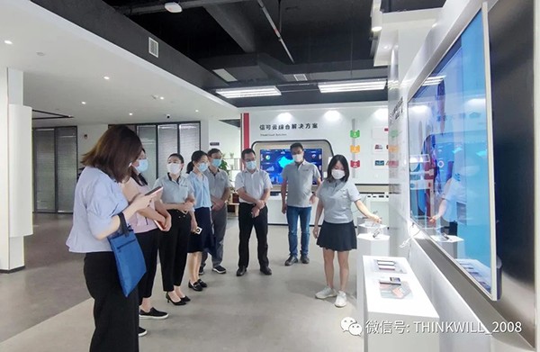 深圳市(shì)政府領導莅臨信可(kě)通(tōng)訊參觀指導